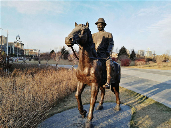 廣場銅像圖片.jpg 廣場銅像圖片.jpg